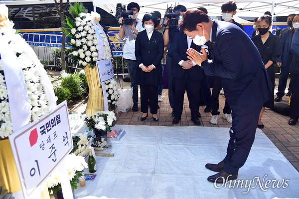 더불어민주당 송영길 대표가 9월 17일 서울 영등포구 국회 앞에 마련된 자영업자 합동분향소에서 고인들의 명복을 빌고 있다.