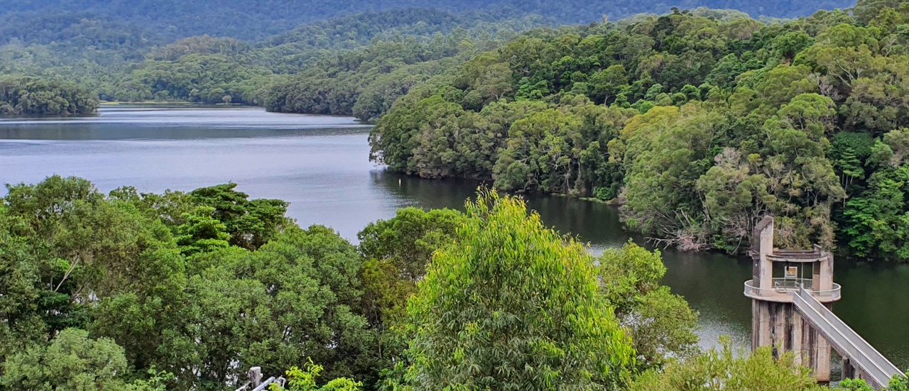 아름다운 호수(Copperlode Falls Dam and Lake Morris Reserve)가 있는 관광지. 댐이 있는 곳은 주로 광활하지만, 이곳에 있는 댐은 숲으로 둘러싸여 경관이 아름답다.