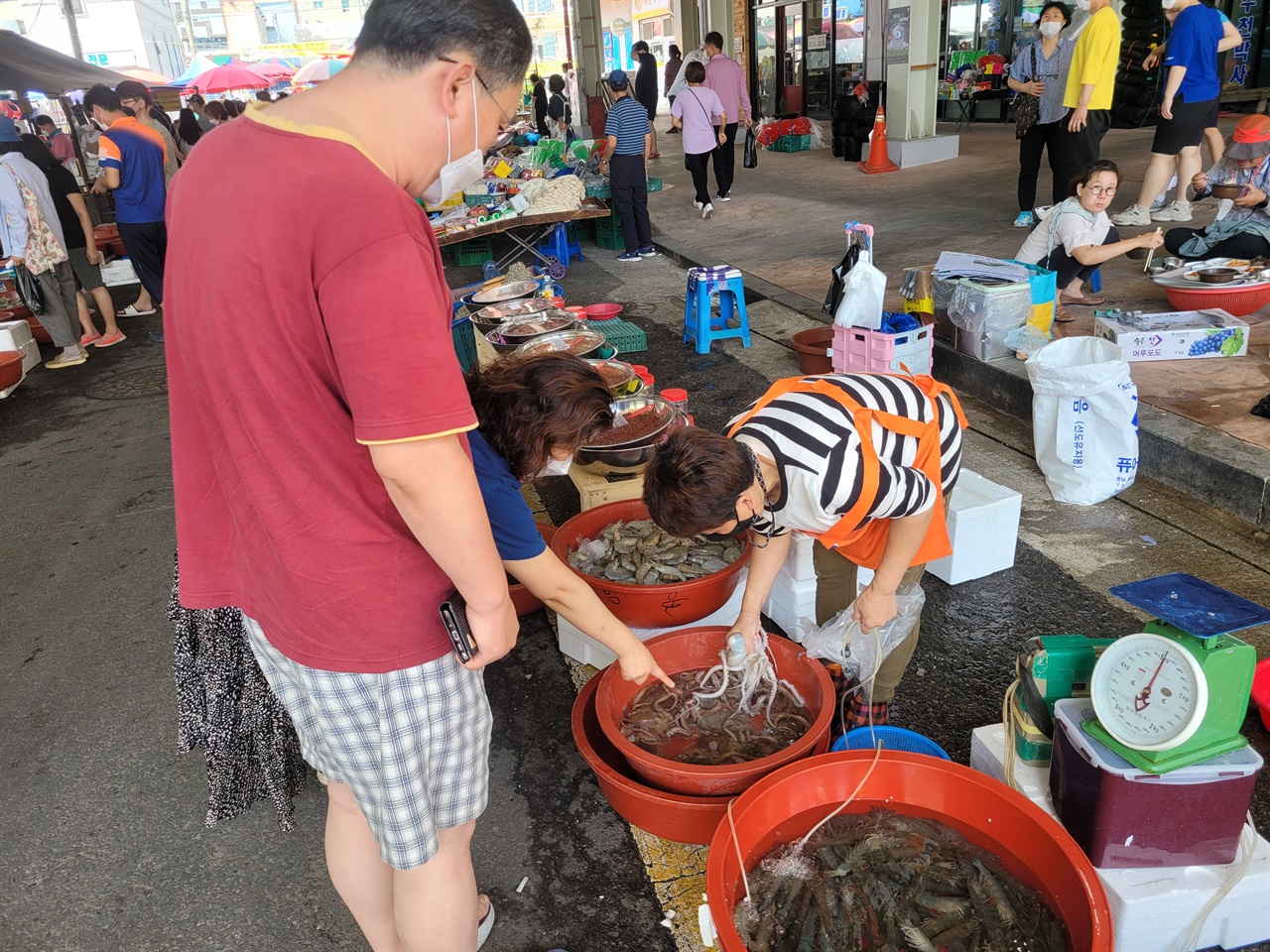 홍성전통시장 생선 가게와 제수용품을 파는 건어물 판매장에 많은 시민이 몰렸다.
