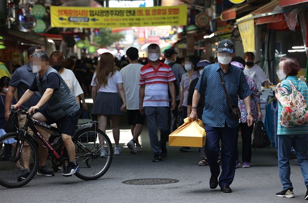 추석 연휴인 19일 오후 서울 노원구 상계중앙시장에서 시민들이 제수품 등을 사기 위해 시장을 둘러보고 있다. 