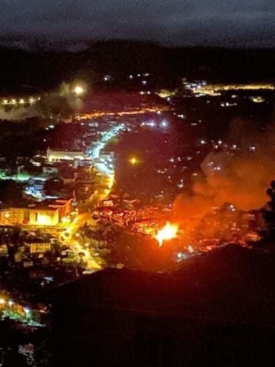 18일 밤 8시경 친주 하카시 친우시구에 군경들이 진압에 들어가고 여러 무기들로 공격하고 집들을 태웠다.