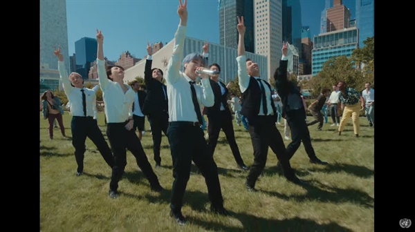  미국 뉴욕 유엔본부를 배경으로 노래하는 방탄소년단의 특별 영상 갈무리.
