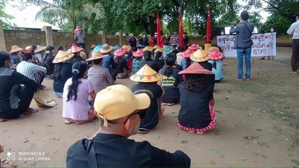 20일 사가잉주 예인마핀시 마을여성들의 반독재시위