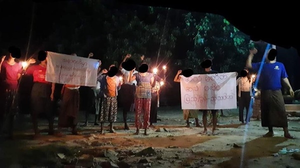 21일 만달레이시 피지타곤구에서 수배자 승려의 매일 촛불 시위