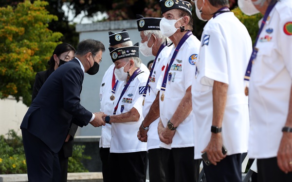 문재인 대통령이 22일(현지시각) 미국 하와이 펀치볼 국립묘지에서 한국전 참전용사들과 인사하고 있다.