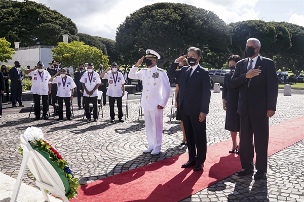 문재인 대통령이 22일(현지시각) 미국 하와이 펀치볼 국립묘지에서 참배하고 있다.