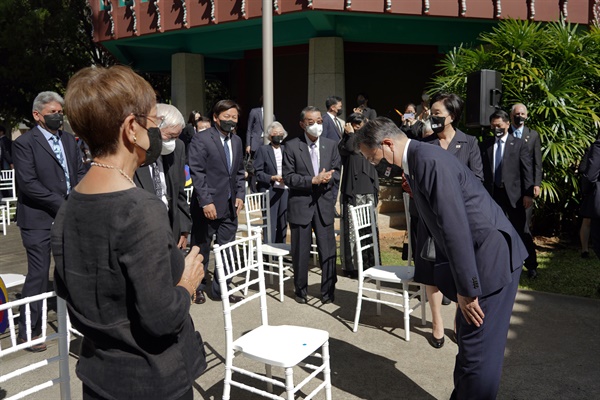 문재인 대통령이 22일(현지시각) 미국 하와이대 한국학 연구소에서 열린 독립유공자 훈장 추서식에서 참석자들에게 인사하고 있다.