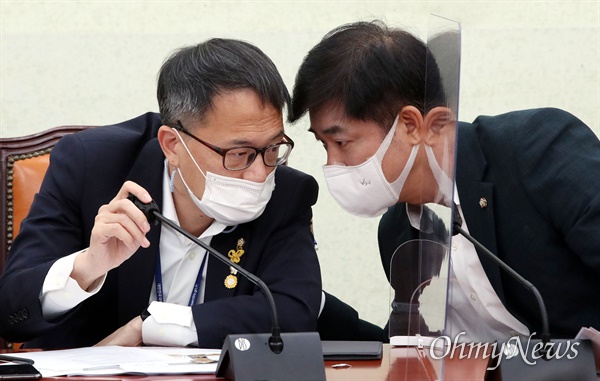 23일 오전 국회에서 열린 더불어민주당 정책조정회의에서 박주민 의원(왼쪽)과 김병욱 의원이 대화하고 있다.