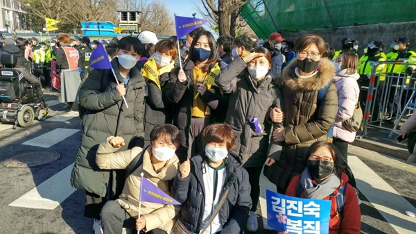 2021년 2월, 김진숙 지도위원 복직을 위한 희망뚜벅이에 한국여성노동자회 활동가들은 페미워커클럽 멤버인 혜리, 찬님과 함께 했어요. 지역의 여성노동자회 활동가들도 함께하며 추운 겨울, 목표지까지 끝까지 걸어가며 연대를 다졌던 기억이 떠오릅니다.