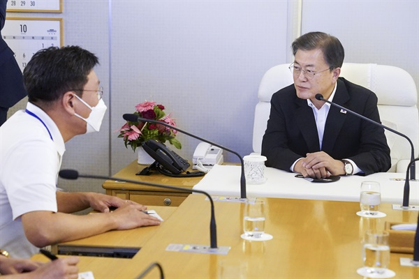 문재인 대통령, 귀국 중 기내 간담회 유엔총회와 하와이 순방 일정을 마친 문재인 대통령이 23일(현지시각) 공군 1호기로 귀국 중 기내에서 순방에 동행한 기자들과 간담회를 하고 있다. 2021.9.24