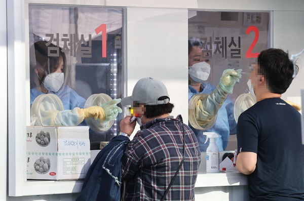 24일 오전 서울 강남역에 마련된 서초구 임시선별진료소에서 시민들이 코로나19 검사를 받고 있다. 중앙방역대책본부(방대본)는 24일 0시 기준으로 신규 확진자가 2천434명 늘어 누적 29만5천132명이라고 밝혔다. 지난달 11일 2천221명 이후 44일 만에 최다 기록을 경신했다.