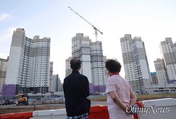 청와대 홈페이지 국민청원 게시판에 ‘김포 장릉 인근에 문화재청 허가 없이 올라간 아파트의 철거를 촉구합니다’라는 제목의 글이 게재됐다.