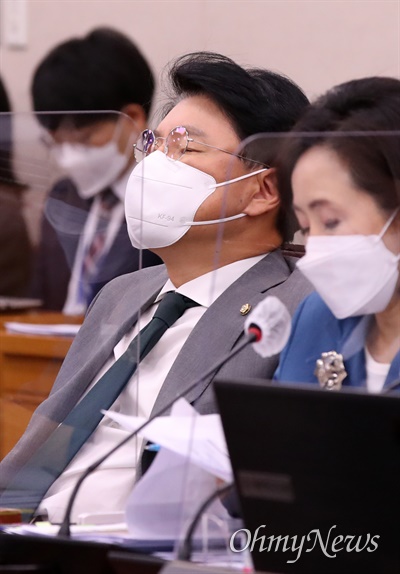 장제원 국민의힘 의원이 24일 서울 여의도 국회에서 열린 법제사법위원회 전체회의에서 잠시 눈을 감고 있다.