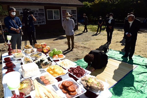  24일 오전 9시 골령골 유해발굴 현장에서 대전산내사건희생자유족회가 주관한 추석맞이 희생자 추모 행사가 열렸다.