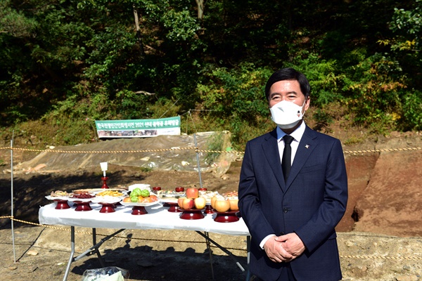 황인호 대전 동구청장이 24일 오전 9시 골령골 유해발굴 현장에서 대전산내사건희생자유족회가 주관한 추석맞이 희생자 추모 행사에 참석했다.