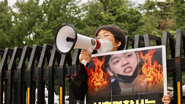  강부희 서울대학생진보연합 대표가 1인시위와 함께 발언을 하고 있다.