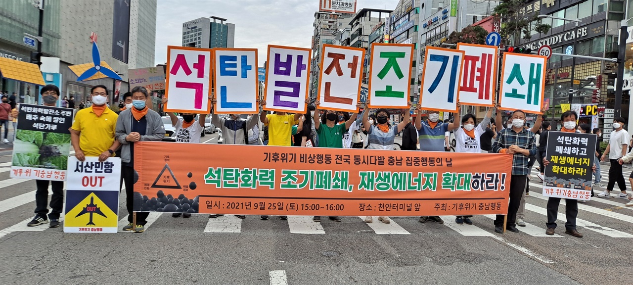 파란불이 켜진 횡단보도에서 퍼포먼스를 펼치고 있다. 