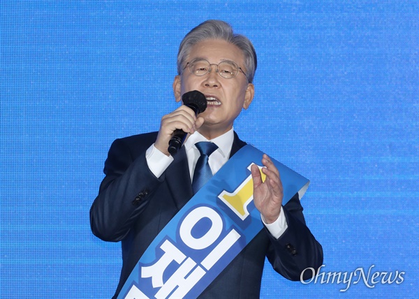 이재명 더불어민주당 대선경선 후보가 25일 광주광역시 서구 김대중컨벤션센터에서 열린 광주·전남 합동연설회에 나섰다.