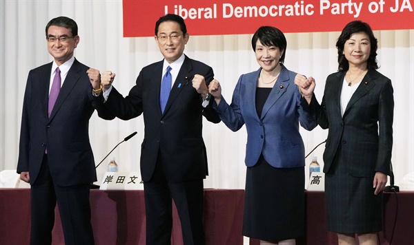 17일 오후 도쿄 자민당 본부에서 열린 당 총재 선거 후보 공동 기자회견에서 4명의 후보가 나란히 서서 주먹을 불끈 쥐고 있다. 왼쪽부터 고노 다로, 기시다 후미오, 다카이치 사나에, 노다 세이코. 