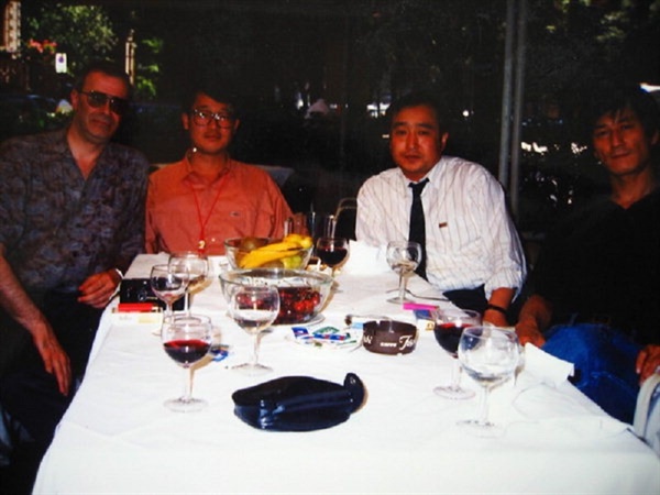  1992년 이탈리아 페사로영화제. 왼쪽부터 토니 레인즈. 김지석, 전양준. 이용관