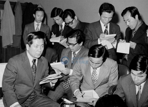  1974년 정부를 대표해 북한을 비판하는 성명을 발표하는 김동호 당시 문공부 보도국장(왼쪽) 
