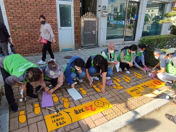 남해 창선초등학교 앞 노란발자국 설치.