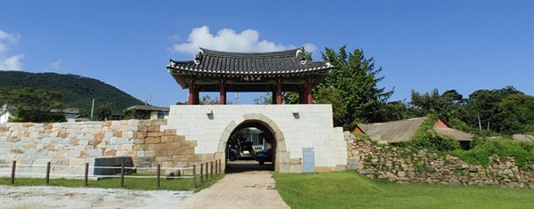 교동도는 삼국시대 이래 해상교통의 요지로 조선 중기엔 경기·황해·충청의 삼도수군을 관리하던 삼도수군통어영이 설치됐던 섬이다. 교동읍성은 조선 인조7년(1629) 교동에 경기수영을 설치하면서 쌓은 성으로 높이 6m, 둘레 430m의 읍성이다.