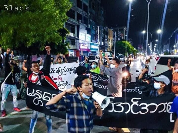27일 밤 만달레이 시민들