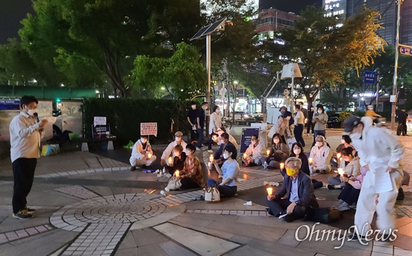 28일 저녁 창원 중앙동 소재 옛 한서병원 앞 광장에서 열린 “일본 방사능 오염수 방류 저지 촛불문화제”