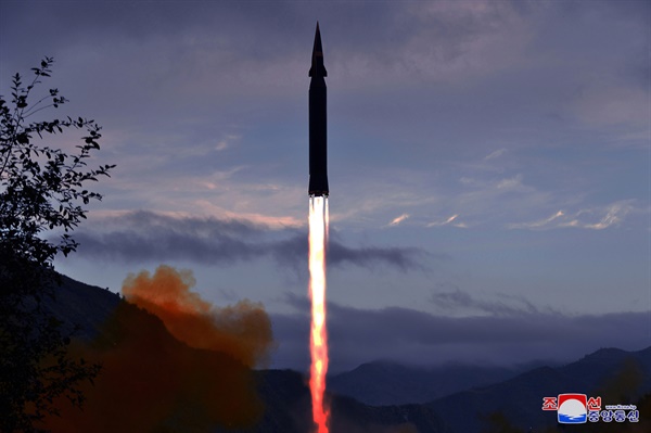 북한이 지난 9월 28일 시험발사한 신형 극초음속 미사일.