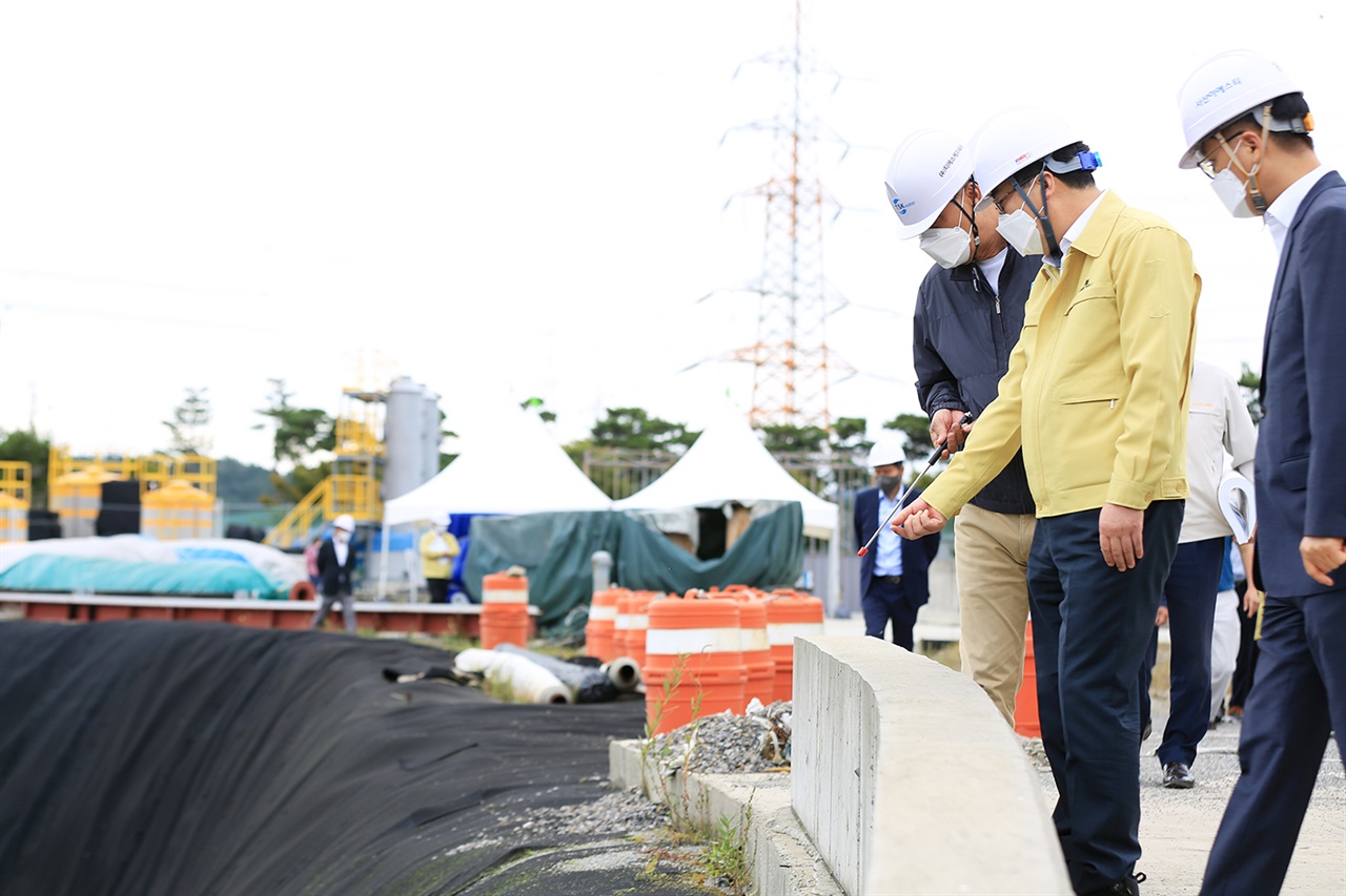  맹정호 서산시장이 지난 28일 서산오토밸리 산업폐기물매립장 방문해 사전 안전점검을 실시했다. 
자리에서 맹 시장은 추가적인 보완대책 마련을 주문했다. 