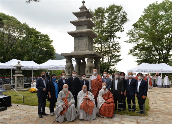 회향식에 참석한 스님과 관계자들이 복원된 사사자삼층석탑을 배경으로 기념사진을 찍었다