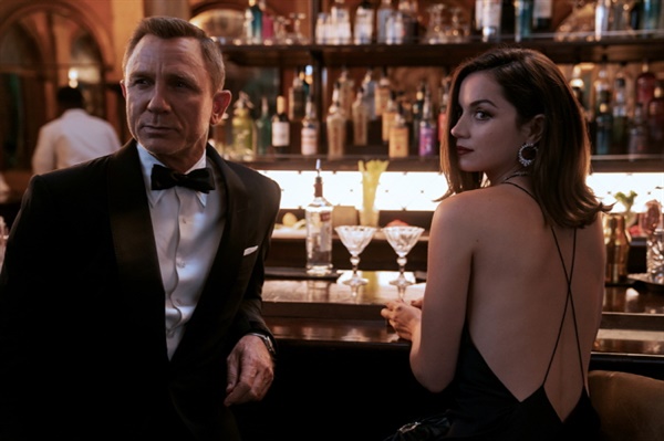  007 '노 타임 투 다이'의 한 장면. 다니엘 크레이그의 마지막 제임스 본드 출연작이다.