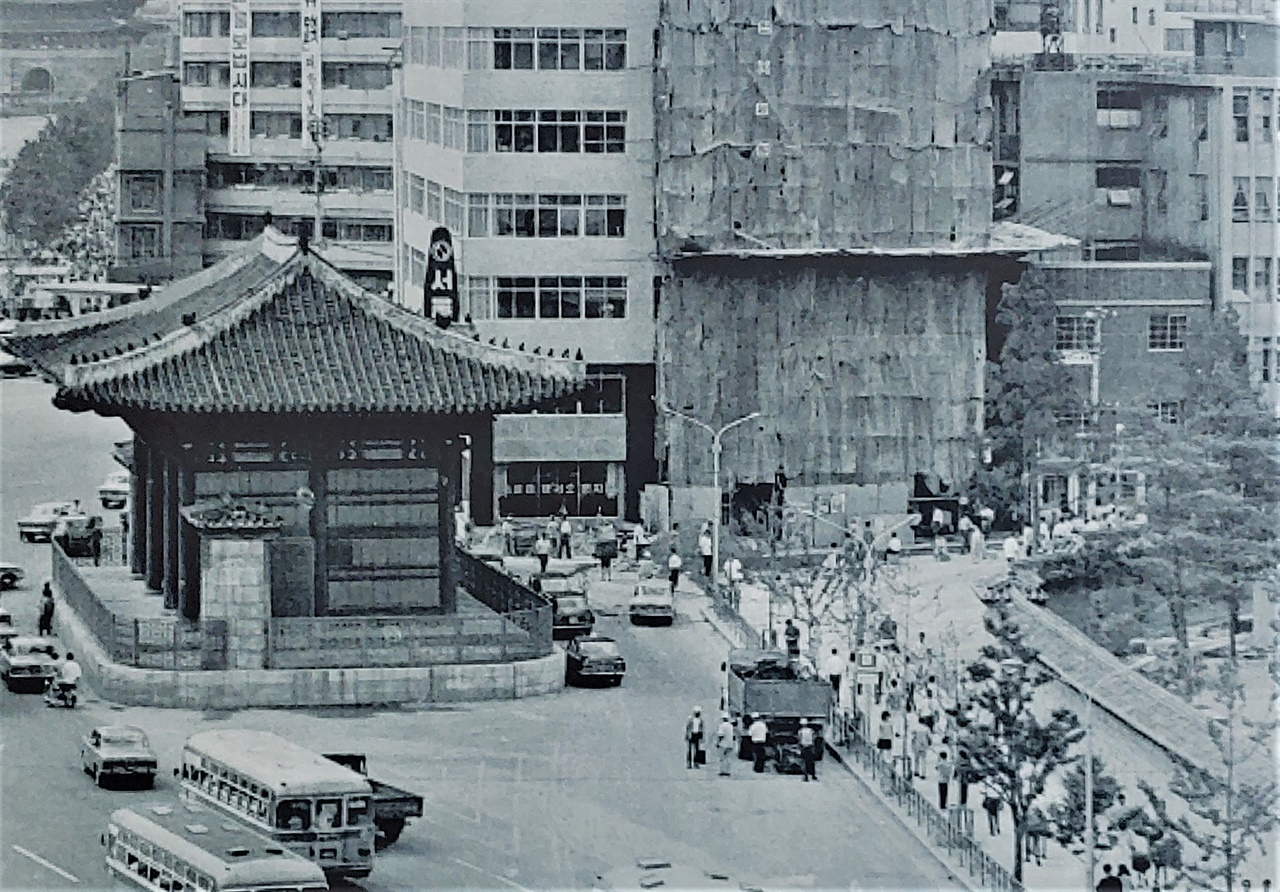 태평로 확장으로 궁장이 뒤로 밀리면서 섬처럼 남아있는 대한문. 1970년 현 자리로 이전됨.