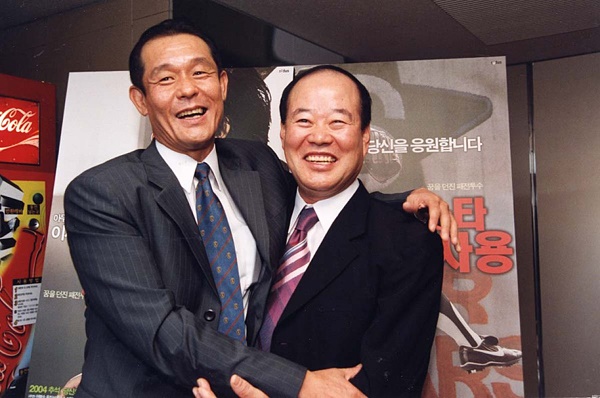  영화의 모델이 됐던 박철순(왼쪽)과 감사용은 영화 개봉에 맞춰 20여 년 만에 재회했다.