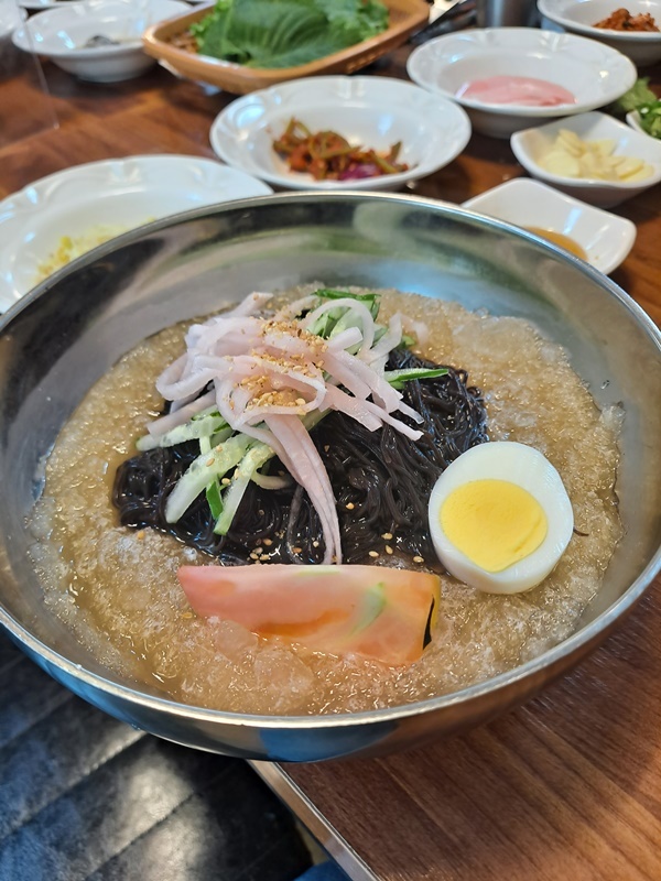 소갈비살에 냉면이 함께하면 그 맛은 더욱 빛난다. 