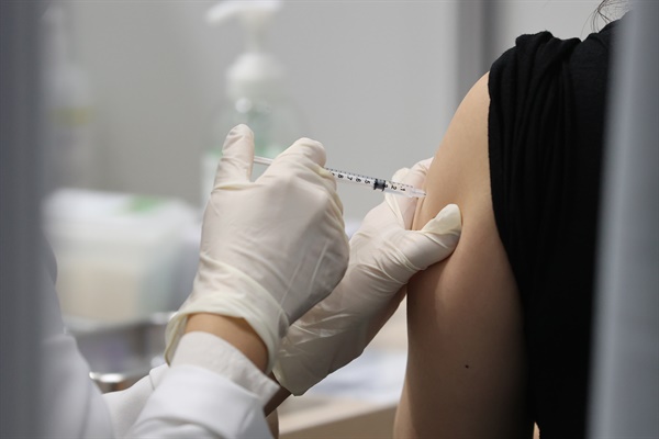 2021년 9월 28일 서울 마포구민체육센터 코로나19 예방접종센터에서 한 시민이 백신 접종을 하고 있다. 