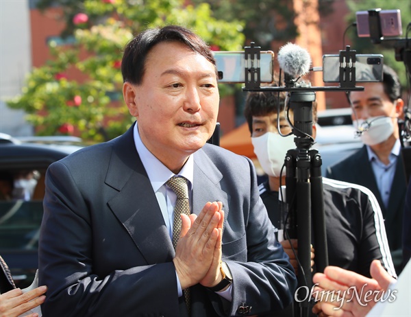  국민의힘 대권주자인 윤석열 전 검찰총장이 9월 30일 서울 종로구 한국불교역사문화기념관에서 조계종 스님들과 합장인사하고 있다.