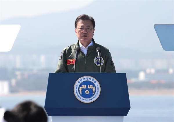 문재인 대통령이 1일 경북 포항 영일만 해상 마라도함에서 열린 제73주년 국군의 날 기념식에서 기념사를 하고 있다.