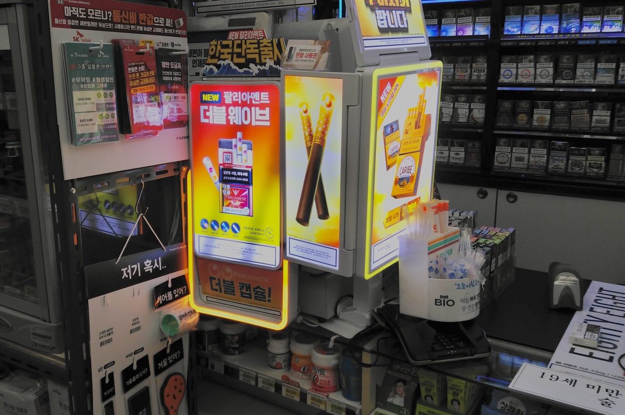 서울시 종로구 한 편의점 계산대에 필립모리스, KT&G 등 담배 광고판이 눈에 잘 띄게 설치돼 있다.