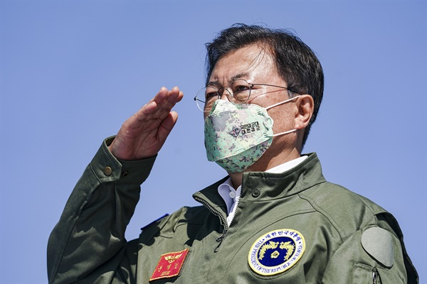 문재인 대통령이 2021년 10월 1일 경북 포항 영일만 해상 마라도함에서 열린 제73주년 국군의 날 기념식에서 경례하고 있다. 