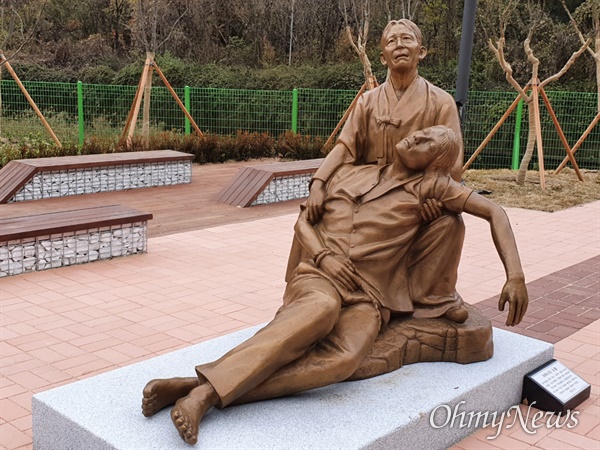  일각에선 북핵의 근본 원인으로 남북 분단과 한국전쟁을 꼽는다. 사진은 대구시 달성군 용계리 '한국전쟁 전후 민간인 희생자 위령탑' 옆에 죽은 아들을 끌어안고 통곡하는 어머니 모습을 형상화한 조각상.