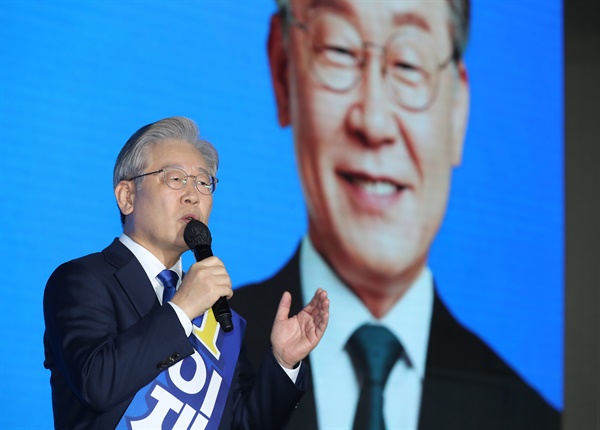  1일 오후 제주시 오등동 난타호텔에서 열린 더불어민주당 대선후보 제주 경선 합동토론회에서 이재명 후보가 정견 발표를 하고 있다.