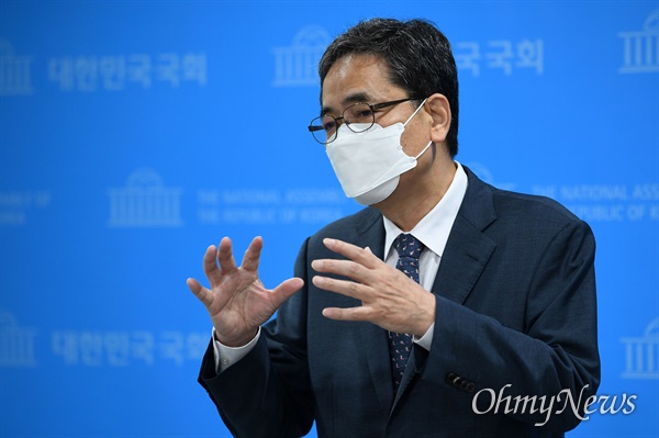  무소속 곽상도 의원이 아들의 '화천대유 퇴직금 50억원' 논란과 관련 2일 오전 서울 여의도 국회 소통관에서 국회의원직 사퇴 기자회견을 마친 뒤 취재진 질문에 답하고 있다. 