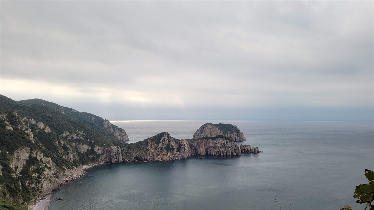 1구 마을 전망대에서 바라본 홍도 전망대에서 보이는 경치만으로도 새벽부터 시작한 긴 여정의 피로가 어느 정도 가시는 듯했다.