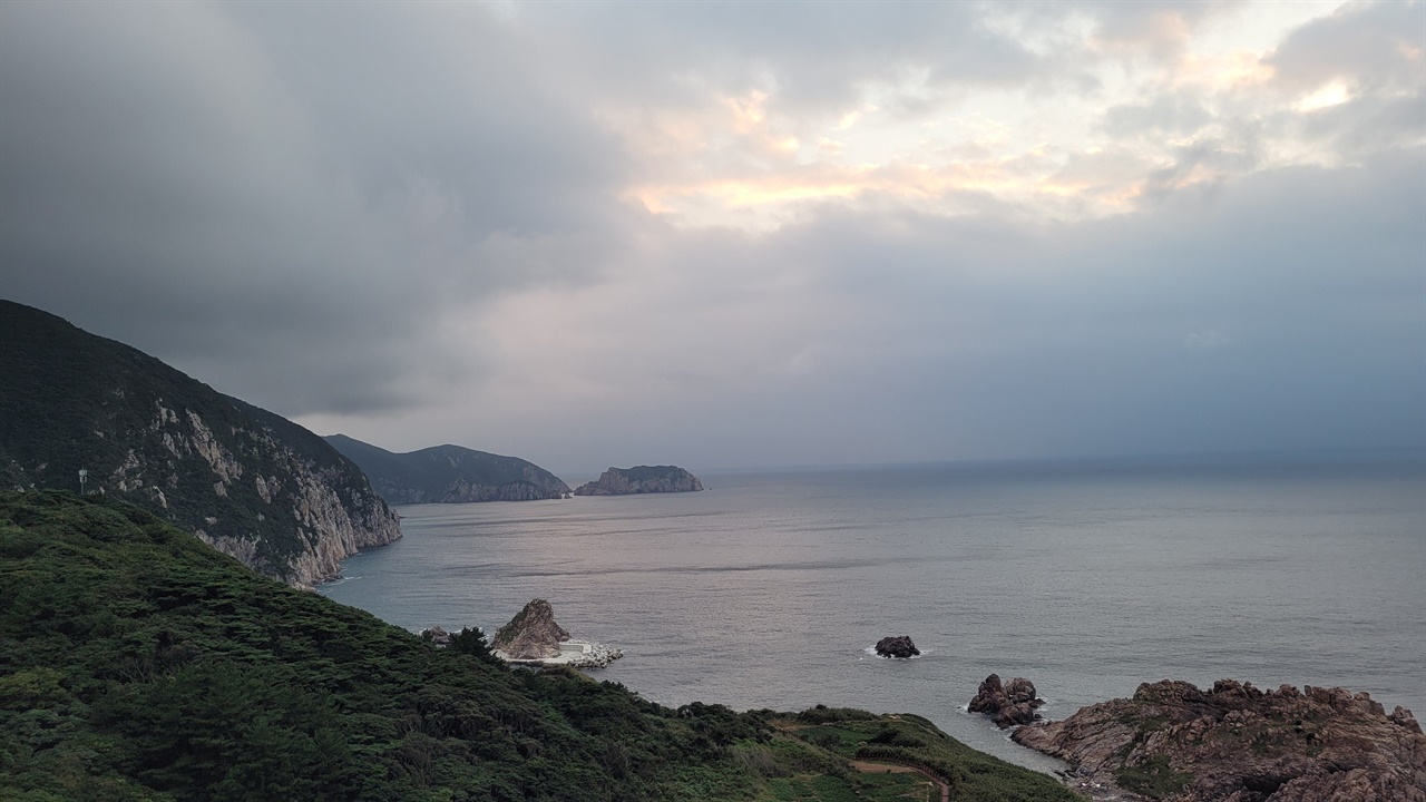 오후 여섯시. 등대에서 바라본 서쪽 하늘 이쯤 되면 서쪽 하늘이 붉어야 하지 않겠는가?
