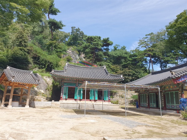 설봉산 기슭에 자리잡은 오래된 고찰인 영월암은 대웅전 뒷편에 보물로 지정된 마애여래불상이 있다.