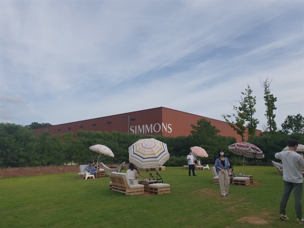 이천에 있는 가구공장을 이용해서 만든 시몬스 테라스는 이천의 새로운 핫 플레이스가 되었다.
