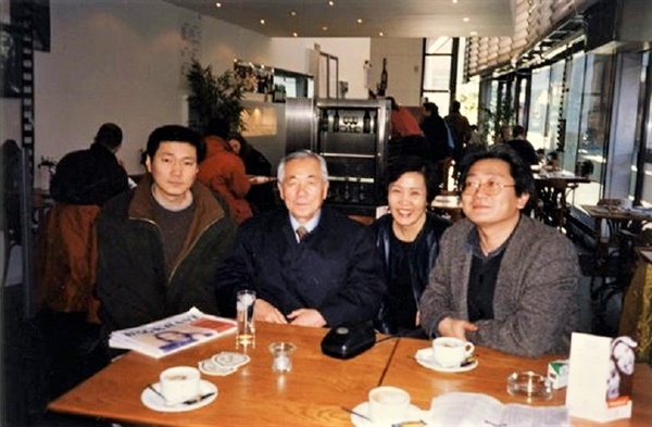  로테르담영화제에 참석한 홍상수 감독(왼쪽), 김동호 집행위원장, 임안자 평론가. 박광수 감독