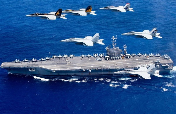 필리핀해 근방에서 미국의 인도-태평양 소속의 항공모함이 군사훈련을 하고 있다.
